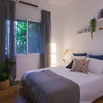 Modern Central Apt By The Beach